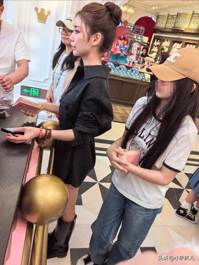 玩 玥儿穿大牌很时尚 网友：耳朵都像大S爱游戏app体育马筱梅母女北京泡泡玛特(图3)